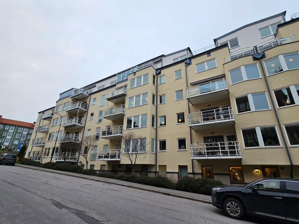 Renovering av balkonger, trä, fönster, skorstenar, fasad och sockel. Takbyte samt arbete med smide hos BRF i Gröndal.