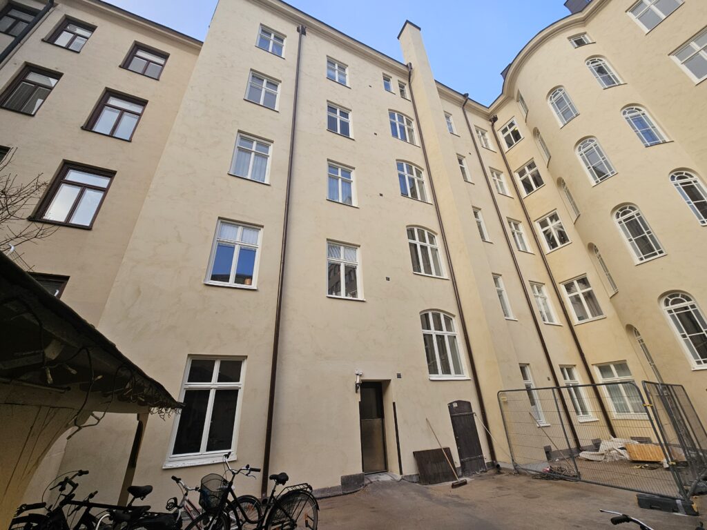 Fasaderenovering, BRF i Stockholm. Nyputs av kalkbruksfasad.